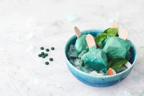 Bowl with tasty spirulina ice-cream on table — Stock Photo, Image