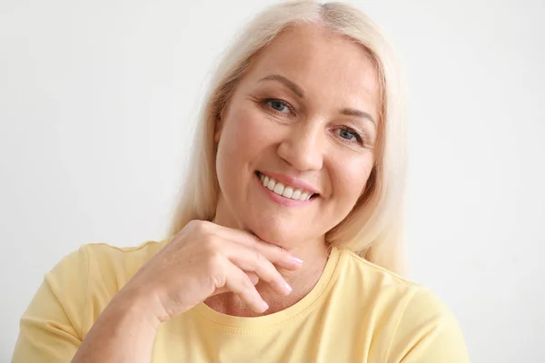 Retrato de hermosa mujer madura sobre fondo claro — Foto de Stock