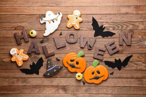Összetétel kreatív Halloween cookie-k fa háttér — Stock Fotó