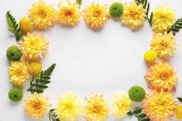 Beyaz arkaplanda güzel çiçeklerden yapılmış çerçeve