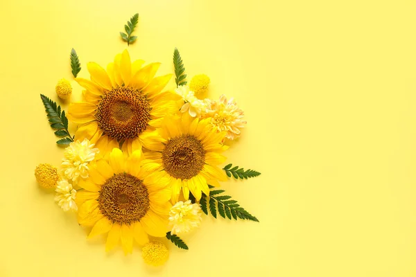 Piękna kompozycja z kwiatami na tle koloru — Zdjęcie stockowe