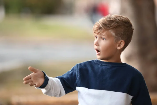 Sorprendido niño caminando al aire libre — Foto de Stock