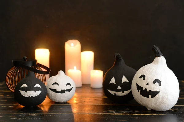 Halloween dynie ze świecami na ciemnym tle — Zdjęcie stockowe