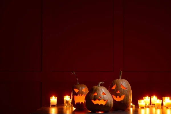 Citrouilles d'Halloween avec des bougies sur fond sombre — Photo