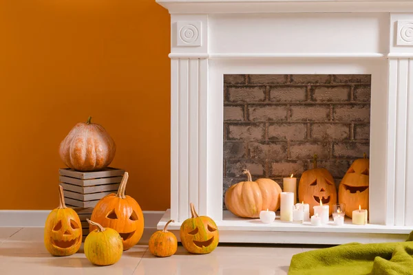 Chambre avec cheminée décorée pour la fête d'Halloween — Photo