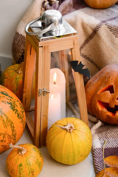 Pumpar och dekorationer för halloweenfest på rummet — Stockfoto