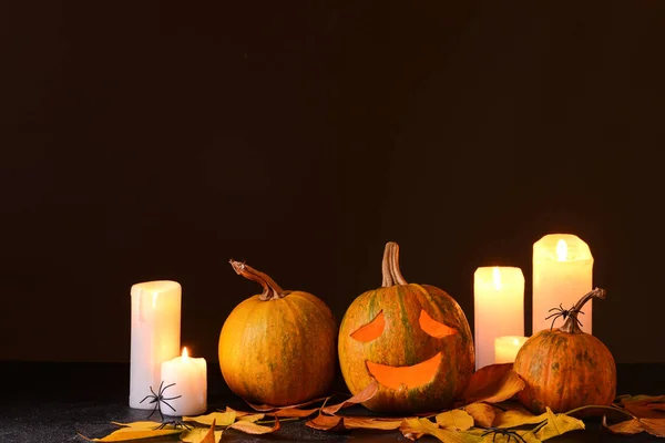 Citrouilles d'Halloween et bougies sur la table sur fond sombre — Photo