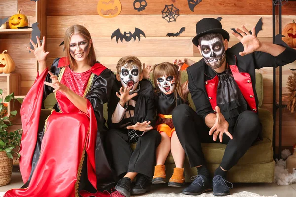 Familia celebrando Halloween en casa —  Fotos de Stock