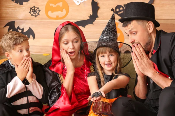 Family celebrating Halloween at home — Stock Photo, Image