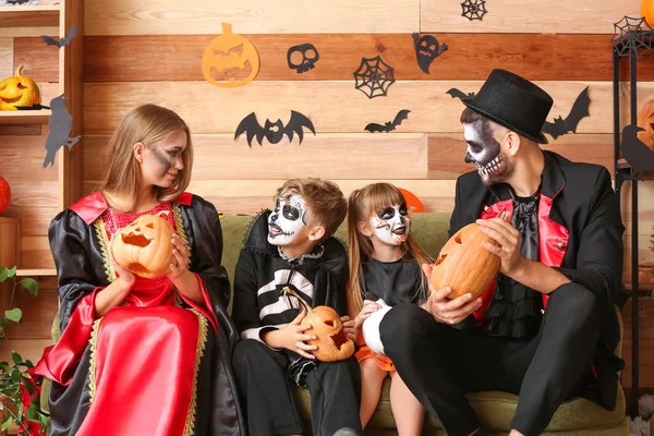 Família celebrando Halloween em casa — Fotografia de Stock