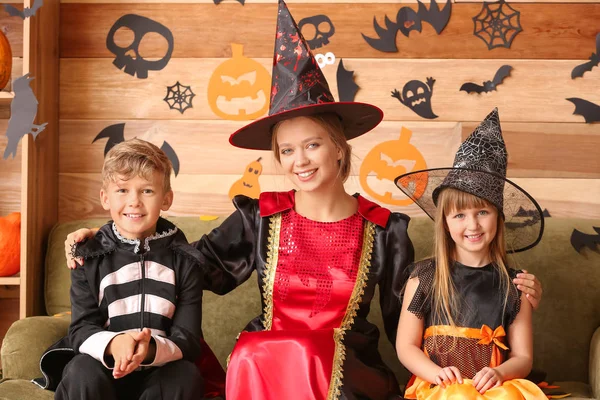Mãe com crianças pequenas celebrando o Halloween em casa — Fotografia de Stock