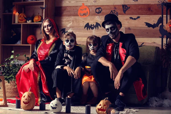 Familjen firar halloween hemma — Stockfoto