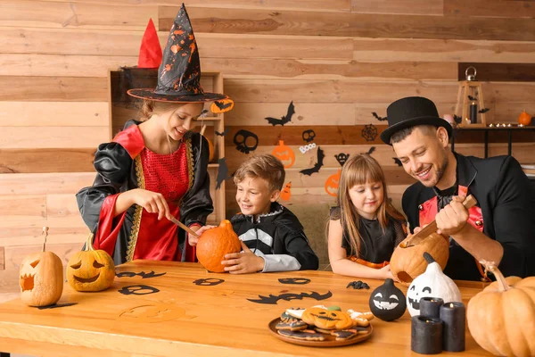 Family preparing for Halloween celebration at home — Stock Photo, Image