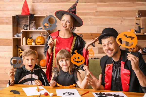 Família celebrando Halloween em casa — Fotografia de Stock