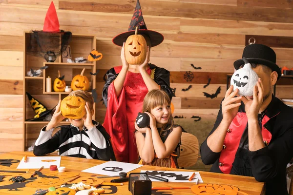 Familie bereidt zich thuis voor op Halloween — Stockfoto