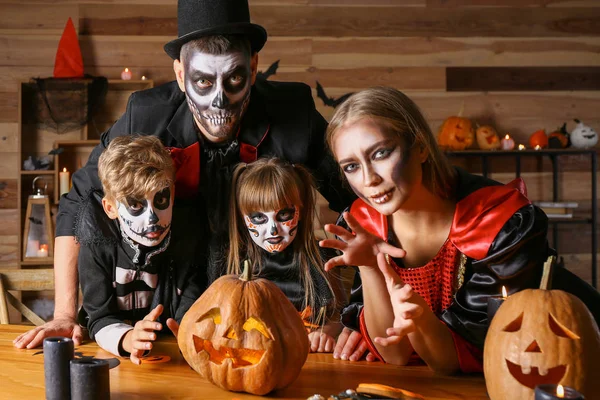 Familjen firar halloween hemma — Stockfoto