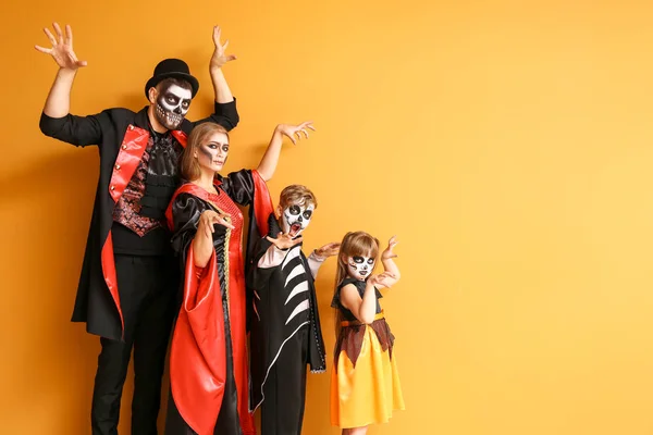 Cadılar Bayramı kostümlü aile renk arka planda — Stok fotoğraf