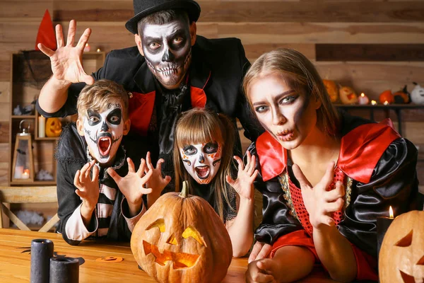 Família celebrando Halloween em casa — Fotografia de Stock