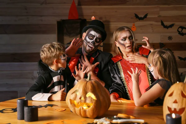 Familia celebrando Halloween en casa —  Fotos de Stock