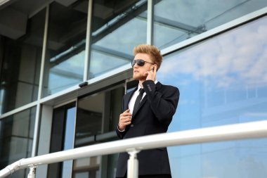 Binanın yakınındaki profesyonel güvenlik görevlisi.