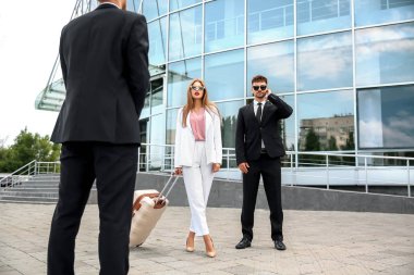 Havaalanında korumaları ile genç ünlü