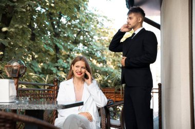 Kafede koruması olan genç bir iş kadını.