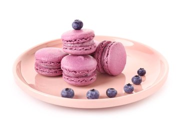 Beyaz arka planda yabanmersinli badem kurabiyesi tabağı