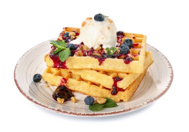 Beyaz arka planda lezzetli waffle, dondurma ve yaban mersini tabağı