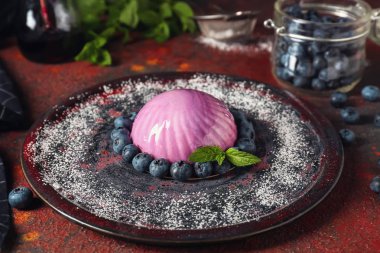 Masada yaban mersinli tatlı tabağı