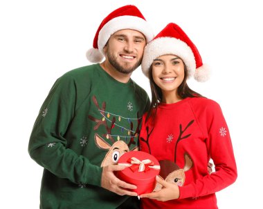 Noel kazak genç çift ve beyaz arka plan üzerinde hediye ile