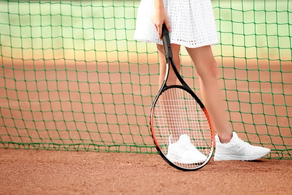 Kleines Mädchen spielt Tennis auf dem Platz — Stockfoto