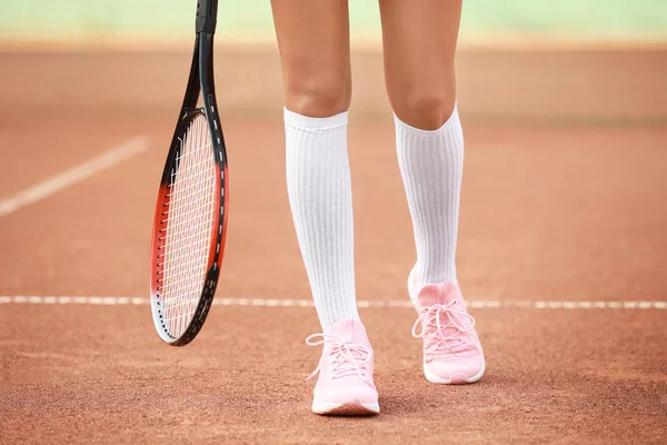 Young woman playing tennis on court — Stock Photo, Image