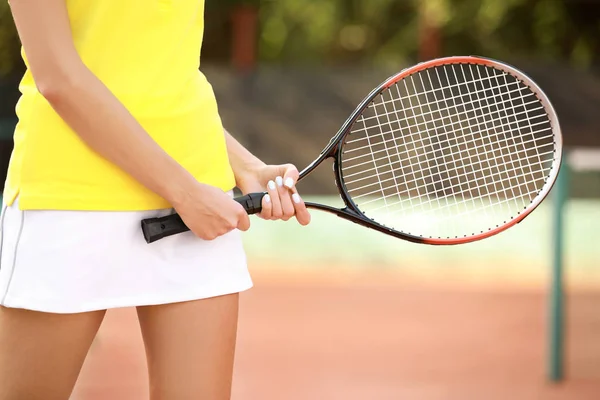 Young woman playing tennis on court — Stock Photo, Image