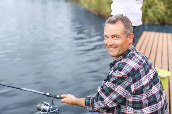 Зрілий чоловік і його син рибалка на річці — стокове фото