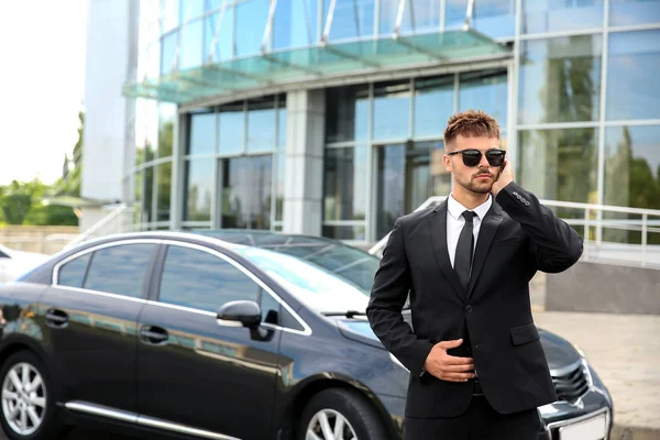 Garde du corps professionnel près de la voiture à l'extérieur — Photo