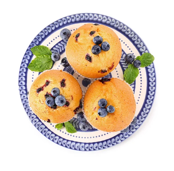 Beyaz arka planda yaban mersinli kek tabağı