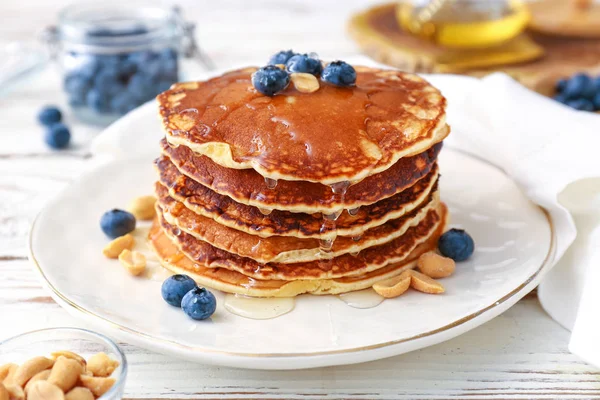 Beyaz masa üzerinde bir yaban mersini ve lezzetli gözleme ile plaka