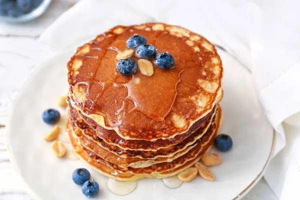 Lezzetli gözleme ve yaban mersini tabağı