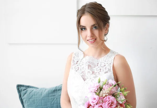 Hermosa novia joven con ramo antes de la ceremonia de boda en casa —  Fotos de Stock