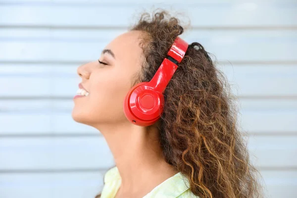 Mulher afro-americana bonita ouvindo música ao ar livre — Fotografia de Stock