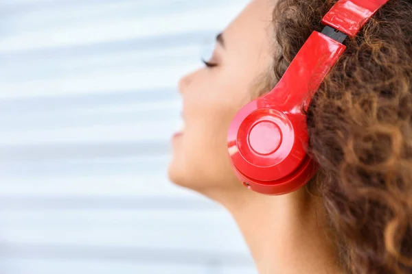 Belle femme afro-américaine écoutant de la musique en plein air, gros plan — Photo