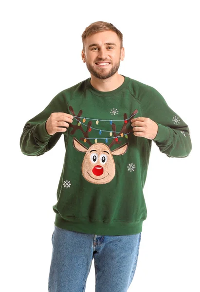 Junger Mann im Weihnachtspullover auf weißem Hintergrund — Stockfoto