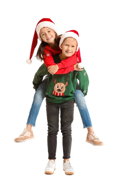 Kleine kinderen in kersttruien en kerstmutsen op witte achtergrond — Stockfoto