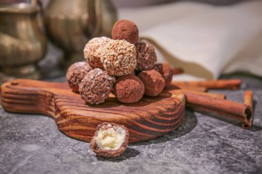 Gri masada lezzetli mantarlı ahşap tahta.