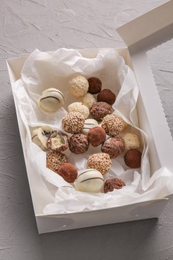 Gri arka planda lezzetli mantarlı kutu.