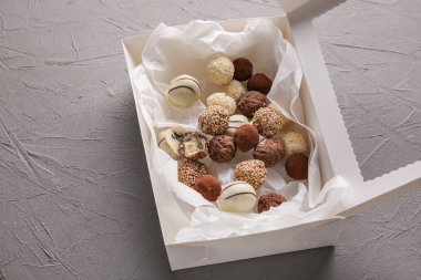 Gri arka planda lezzetli mantarlı kutu.