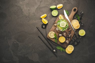 Koyu arkaplanda bir bardak taze mojito.