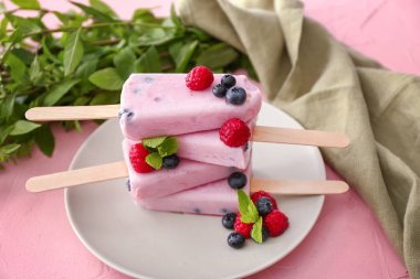 Masada lezzetli çilekli dondurma tabağı.