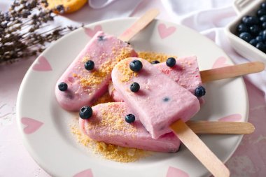 Masada lezzetli yaban mersinli dondurma tabağı