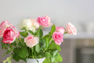 Bulanık arka planda vazoda güzel gül çiçekleri